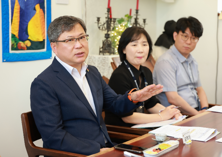 유정기 전북교육감 권한대행이 지난 24일 고교 교원과의 정책 간담회에서 발언하고 있다. 전북교육청 제공