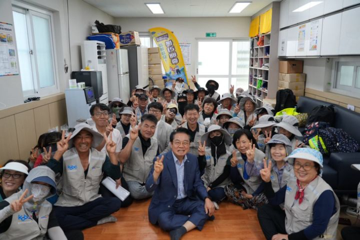 해양진흥공사 안병길 사장은 지난 24일 해운대 해수욕장에서 환경 근로자 170명에게 1천만 원 상당의 냉각조끼를 전달했다.해진공 제공