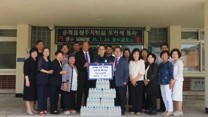 기하성 청주지방회는 24일 청주교도소를 방문해 수감자들과 함께 예배를 드리고 생수 5천병을 전달했다. 청주지방회 사진 제공 