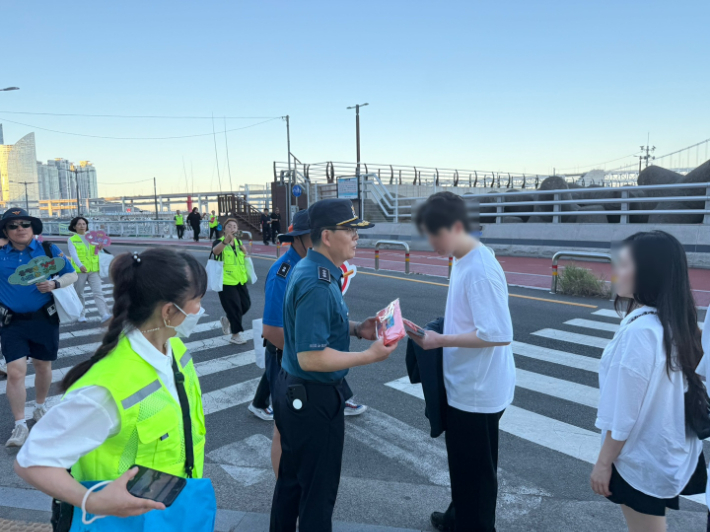 24일 부산 경찰이 광안리해수욕장 일대에서 기초질서 확립을 위한 예방 활동을 전개하고 있다. 부산경찰청 제공 