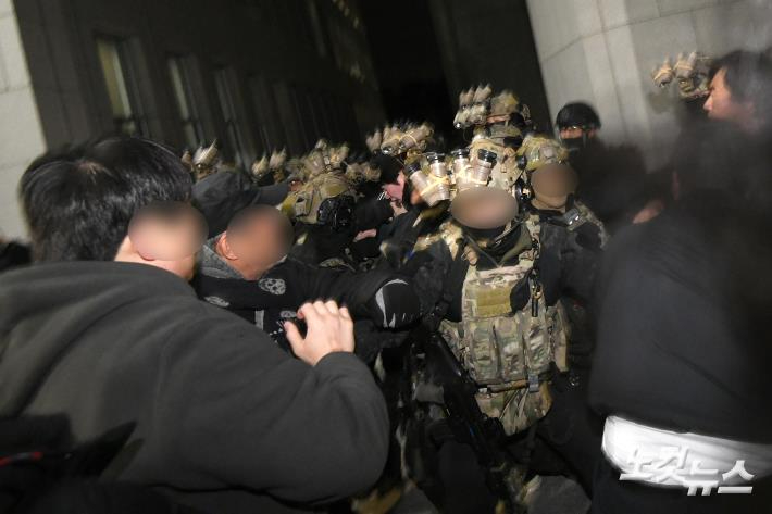 "불법계엄으로 정신적 피해"…시민들, 尹 상대 손해배상 이겼다