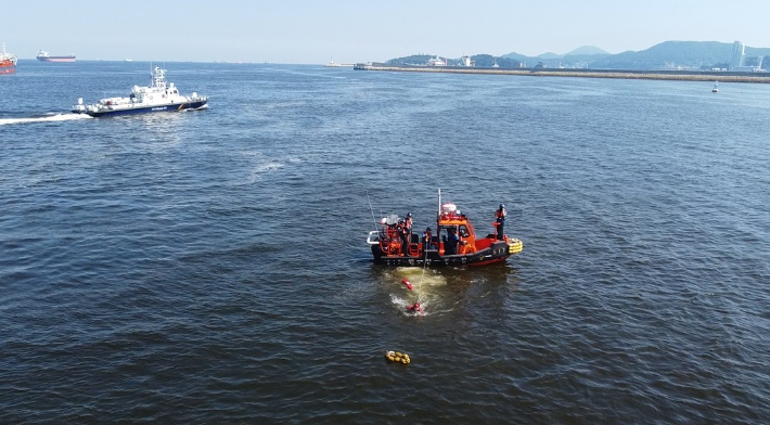 전남 여수해양경찰서는 지난 24일 여수 신북항 해양경찰 전용부두 인근 해상에서 '2025년 고속단정 운용역량 경연대회'를 개최했다. 여수해경 제공