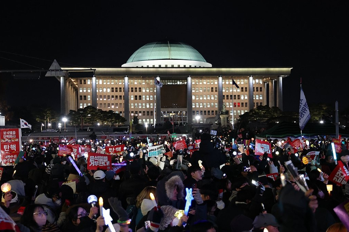 '尹 계엄으로 피해' 시민 손 들어준 법원…"공포·수치심 명백"