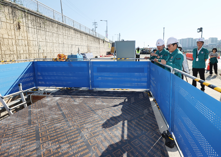 홍제정수장 생활용수 보조수원 시험가동 현장 점검에 나선 김홍규 강릉시장. 강릉시 제공
