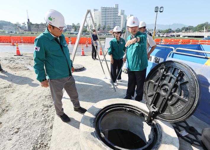 홍제정수장 생활용수 보조수원 시험가동 현장 점검에 나선 김홍규 강릉시장. 강릉시 제공
