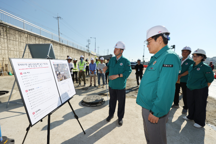 홍제정수장 생활용수 보조수원 시험가동 현장 점검에 나선 김홍규 강릉시장. 강릉시 제공