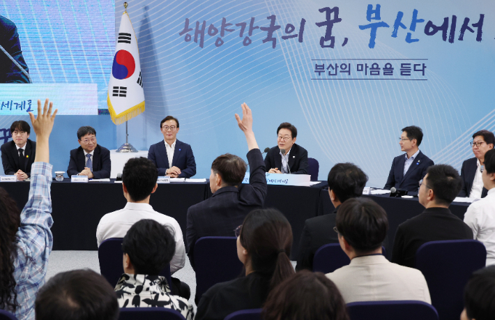 25일 부산에서 열린 타운홀 미팅에서 발언권을 요청하는 부산시민들.  연합뉴스