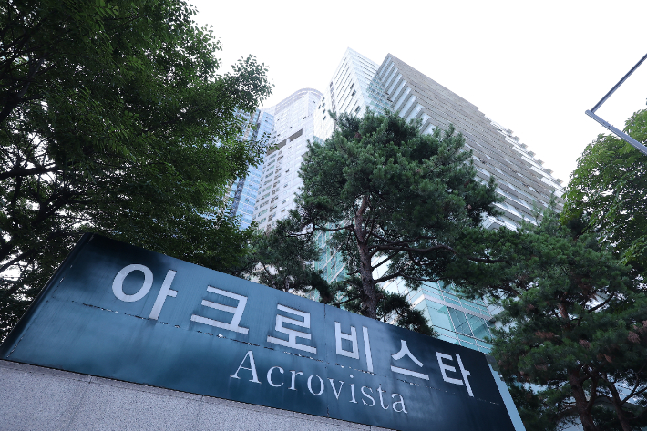 김건희 여사의 의혹들을 수사하는 민중기 특별검사팀이 25일 '공천 개입 의혹'과 관련해 김 여사 자택을 비롯해 '양평공흥지구 특혜 의혹'과 관련해 김 여사 일가 및 국민의힘 김선교 의원 등에 대한 압수수색에 나섰다. 연합뉴스