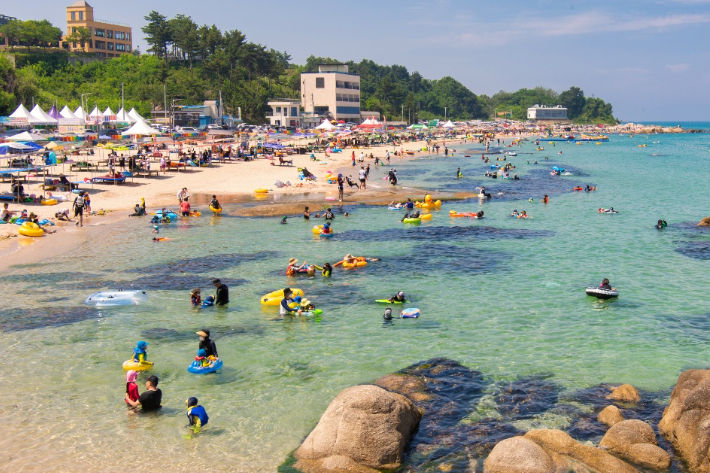 청정 고성지역 해수욕장을 찾은 피서객들. 고성군 제공