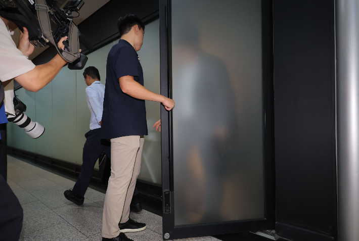 김건희 여사의 의혹들을 수사하는 민중기 특별검사팀 관계자들이 25일 서울 서초구 아크로비스타 내 김 여사의 코바나컨텐츠 사무실 압수수색을 마친 뒤 철수하고 있다. 연합뉴스