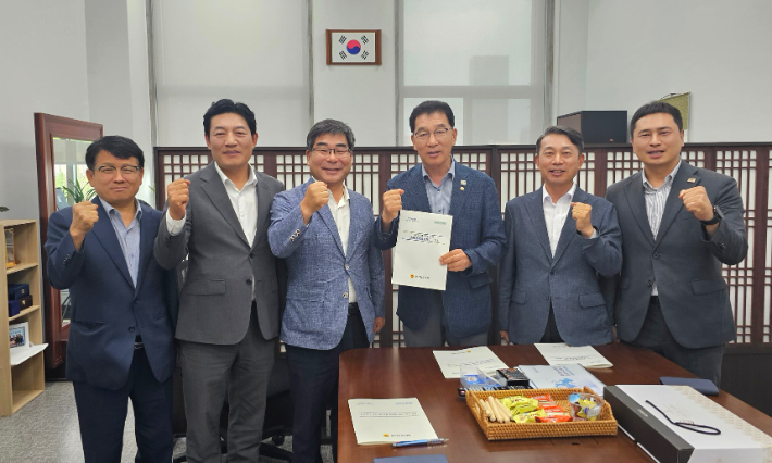 전라남도의회 전라남특별자치도 추진지원 특별위원회가 24일 오후 국회에서 신정훈 행정안전위원회 위원장을 면담하고, 「전라남특별자치도 설치 특별법제정」제정 등에 대한 적극적인 협력을 요청했다. 전남도의회 제공 