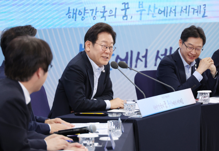 이재명 대통령이 25일 부산 부경대에서 타운홀미팅 '부산의 마음을 듣다' 간담회에서 발언하고 있다. 연합뉴스