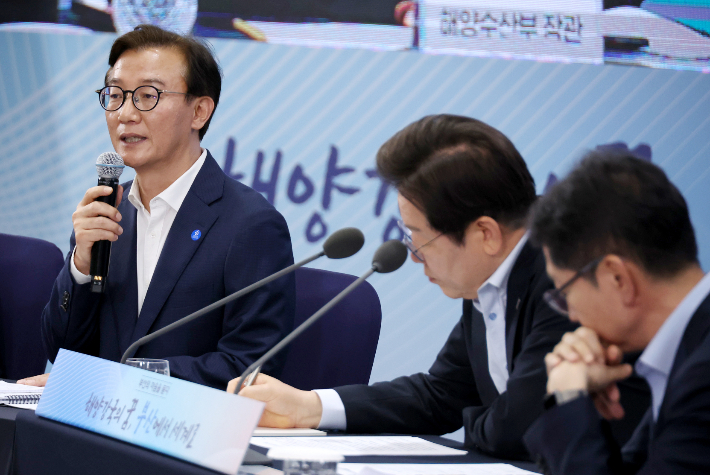 전재수 해양수산부 장관이 25일 부산 부경대에서 이재명 대통령이 참석한 가운데 열린 타운홀미팅 '부산의 마음을 듣다' 간담회에서 발언하고 있다. 연합뉴스