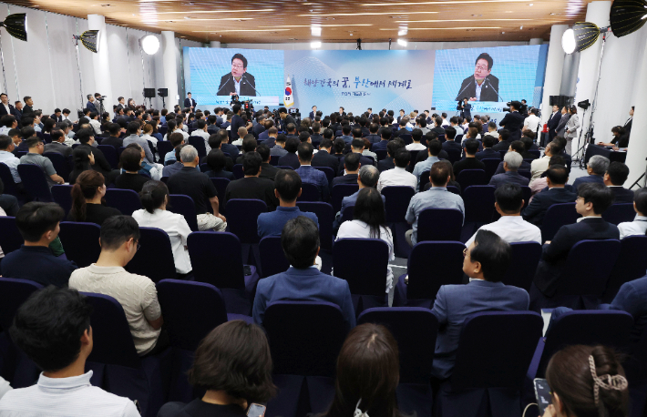 이재명 대통령이 25일 부산 부경대에서 열린 타운홀미팅 '부산의 마음을 듣다' 간담회에서 발언하고 있다. 연합뉴스