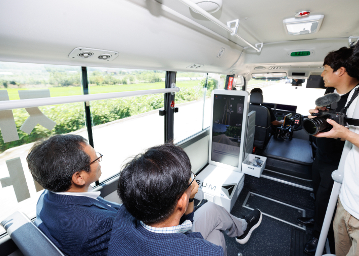 자율주행 마실버스를 시승하고 있는 김홍규 강릉시장. 강릉시 제공