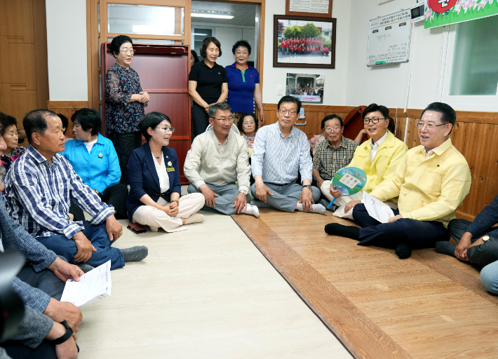 김영록 전라남도지사가 지난 4일 전남도 무더위 쉼터로 지정된 보성 주봉경로당을 방문해 폭염에 따른 피해가 발생하지 않도록 총력 대응해 줄 것을 당부했다. 전라남도 제공