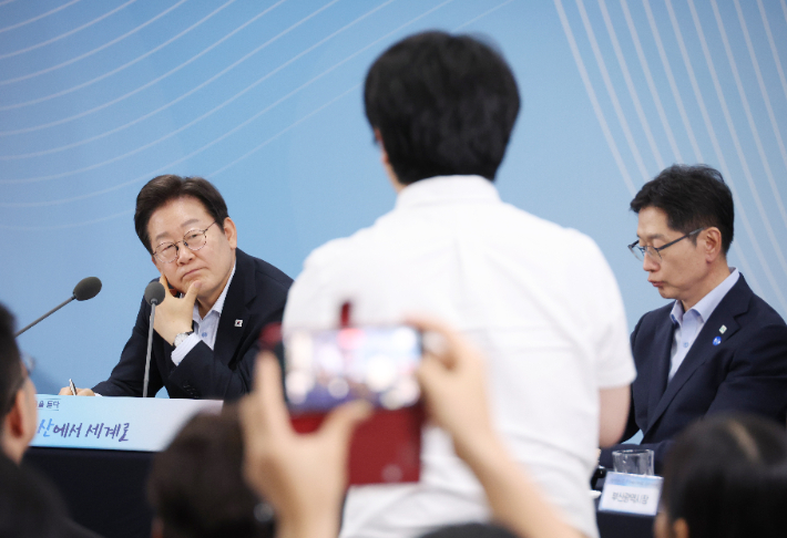 이재명 대통령이 25일 부산 부경대에서 열린 타운홀미팅 '부산의 마음을 듣다' 간담회에서 한 참석자 발언을 듣고 있다. 연합뉴스