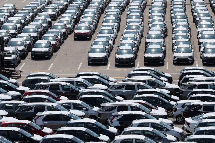 24일 경기도 평택항 부근에 수출용 차들이 세워져 있다. 연합뉴스