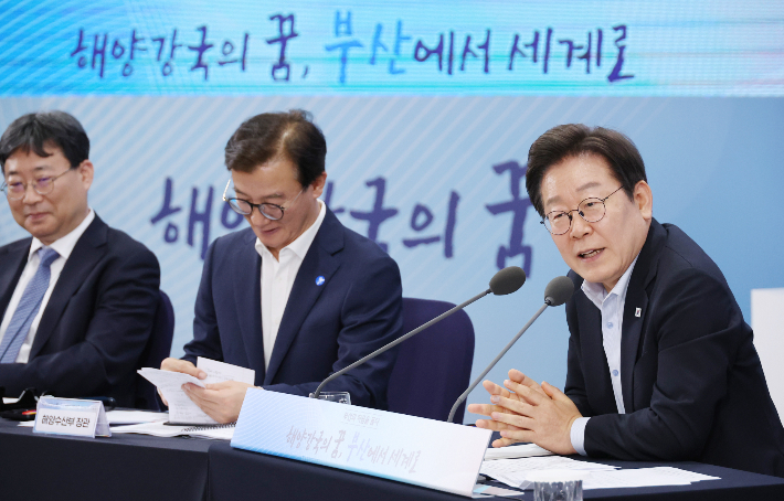 이재명 대통령이 25일 부산 부경대에서 열린 타운홀미팅 '부산의 마음을 듣다' 간담회를 마치며 마무리 발언을 하고 있다. 연합뉴스