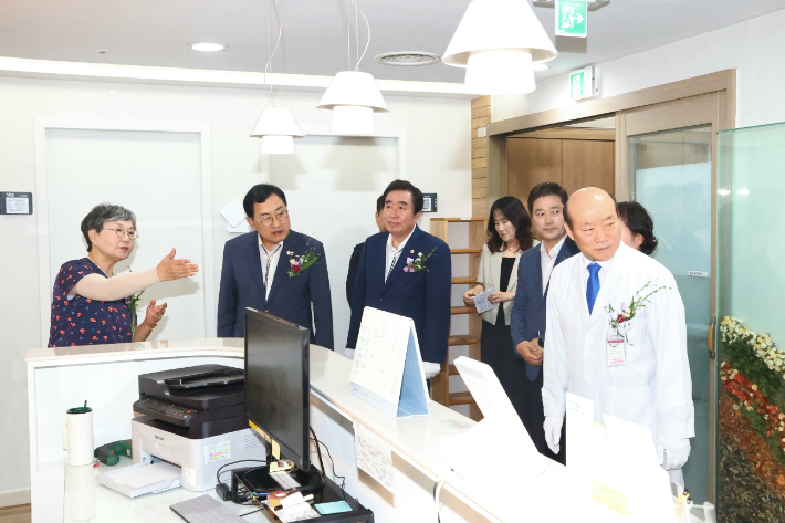 주낙영 경주시장과 임활 시의회 부의장이 시설을 둘러보고 있다. 경주시 제공
