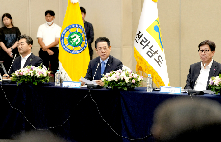 김영록 전라남도지사가 25일 오후 부산벡스코에서 '국립목포해양대-국립한국해양대 글로컬대학 지정'을 위한 글로컬대학 비전 및 혁신전략 보고회에서 인사말을 하고 있다. 전라남도 제공