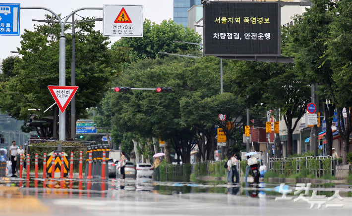 서울 전역에 폭염경보가 발효된 24일 서울 도심 전광판에 폭염경보 알림이 표시되고 있다. 폭염경보는 최고 체감온도 35도를 넘는 상태가 이틀 이상 계속되거나 더위로 큰 피해가 예상될 때 내려진다. 박종민 기자