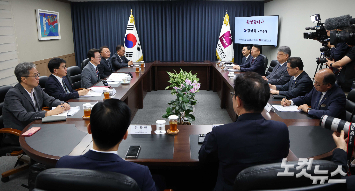김민석 총리는 "교계와 정부가 함께 우리 사회 공동체 문제를 회의해야 한다고 믿는다"며 "여러 사안을 다양한 방식으로 자유롭게 논의할 수 있도록 정부와 교계 간 협의채널을 마련하겠다"고 말했다. 정부청사사진기자단