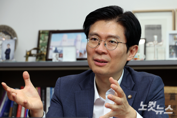 조정훈 "지는 게 습관 되면 안돼…민주당 벤치마킹해야"[인터뷰]