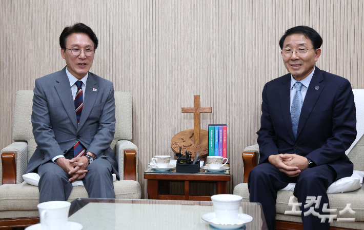 김민석 국무총리(왼쪽)가 25일 오전 서울 종로구 대학로 한국기독교회관에서 한국기독교교회협의회 총무 김종생 목사를 예방, 대화를 나누고 있다. 정부청사사진기자단