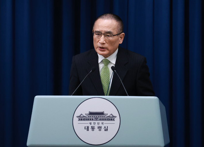 위성락 국가안보실장이 25일 서울 용산 대통령실 청사에서 강훈식 대통령비서실장 주재로 열린 통상대책회의 관련 브리핑을 하고 있다. 연합뉴스