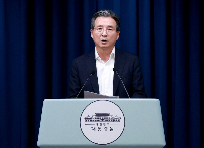 김용범 대통령실 정책실장이 25일 서울 용산 대통령실 청사에서 이날 강훈식 대통령비서실장 주재로 열린 통상대책회의 관련 브리핑을 하고 있다. 연합뉴스