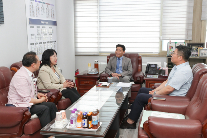 김운남 고양특례시의회 의장(가운데)은 25일 국민의힘 고양특례시의회 교섭단체 대표단과 차담을 가졌다. 고양시의회 제공