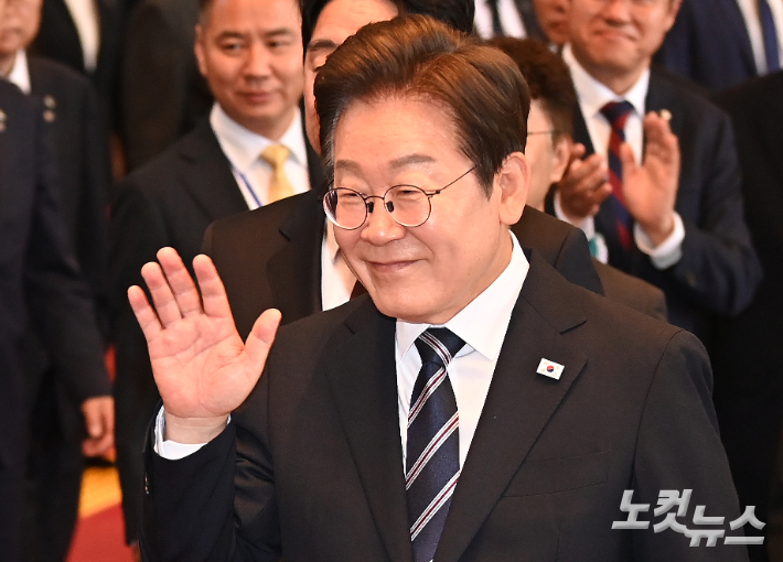 이재명 대통령이 26일 서울 여의도 국회에서 열린 추가경정예산안 시정연설을 마친 뒤 국회를 나서며 국회 직원들과 인사를 하고 있다. 윤창원 기자