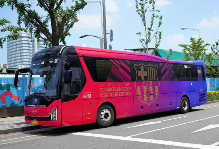 BBQ가 FC바르셀로나의 서울 방문을 앞두고 선수단을 위한 전용 프리미엄 버스를 공개했다. BBQ 제공