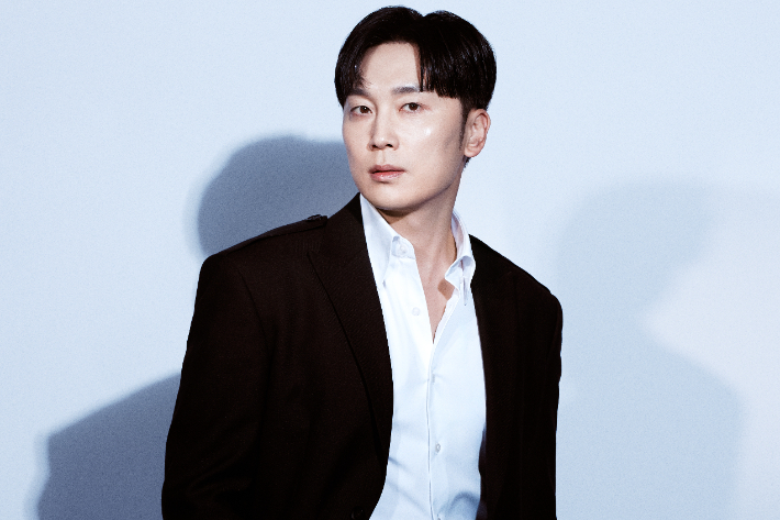 영화 '84제곱미터'는 지난해 가장 더운 여름에 촬영했다. 서현우는 "세트장에서 촬영하긴 했었지만, 상대 배우 얼굴에 땀이 몽글몽글 맺히는 게 보일 정도였다"며 "무더위 속에서 촬영한 게 벌써 1년이 지났다"고 전했다. 넷플릭스 제공