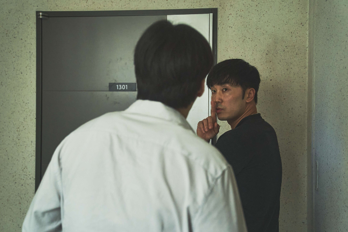 배우 서현우는 영화에 담기지 않았지만, 영진호의 쉐도우 복싱 장면이 있었다고 전했다. 그는 "거의 무호흡 상태에서 쉐도우 복싱을 했는데 혼자 하다가 너무 힘들어서 '중간에 그만입니다'고 말하고 멈췄다"고 떠올렸다. 넷플릭스 제공