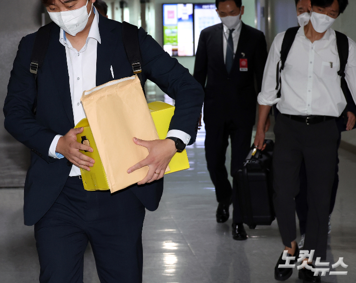 김건희 여사의 의혹들을 수사하는 민중기 특별검사팀이 '양평 고속도로 특혜 의혹' 관련 25일 서울 여의도 국회 의원회관 국민의힘 김선교 의원실을 압수수색하고 압수물품이 든 박수를 들고 나와 이동하고 있다. 윤창원 기자