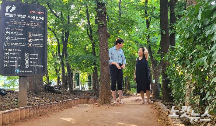 이 의원이 시민들 의견에서 아이디어를 얻어 조성한 만수1녹지 맨발산책로에서 인근 주민과 대화하고 있다. 박창주 기자