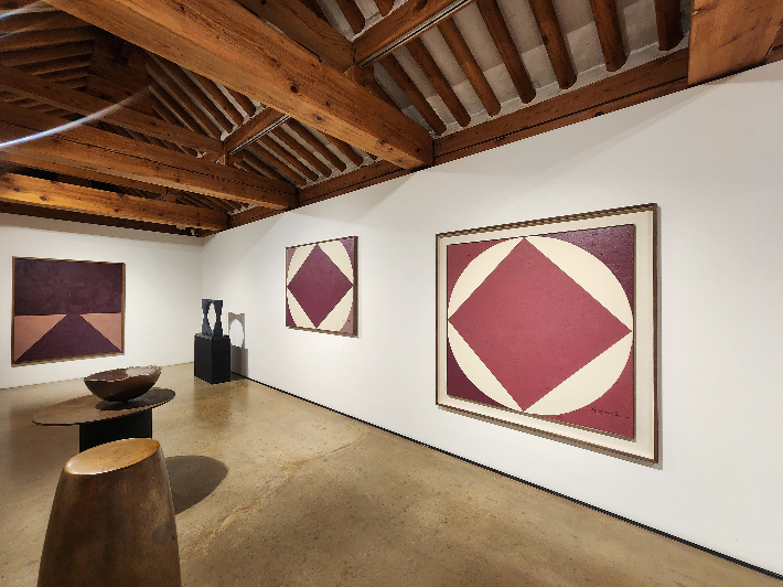 부자(父子) 사이인 고(故) 류경채(1920~1995)와 고(故) 류훈(1954~2013) 작가의 2인전 '공(空)-존'이 다음 달 9일까지 서울 종로구 삼청로 학고재에서 개최된다. 곽인숙 기자