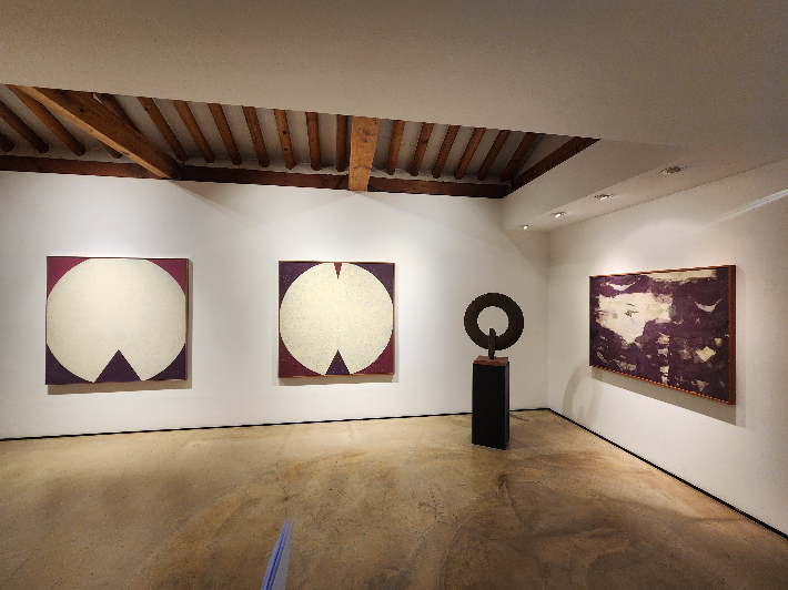 부자(父子) 사이인 고(故) 류경채(1920~1995)와 고(故) 류훈(1954~2013) 작가의 2인전 '공(空)-존'이 다음 달 9일까지 서울 종로구 삼청로 학고재에서 개최된다. 곽인숙 기자