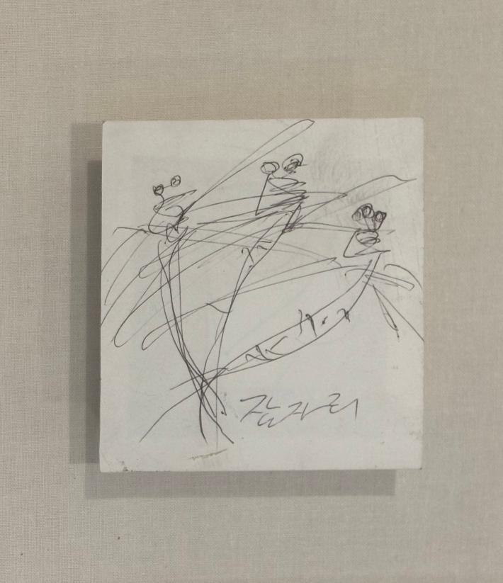 류경채, '잠자리(Dragonfly)', 종이 위에 연필, 8.5x8.5cm, 25.3x4x25.3cm(Framed)(1960s). 학고재 제공 류경채가 1960년대 삼형제에 그려준 그림, 세 잠자리는 삼형제를 상징한다.