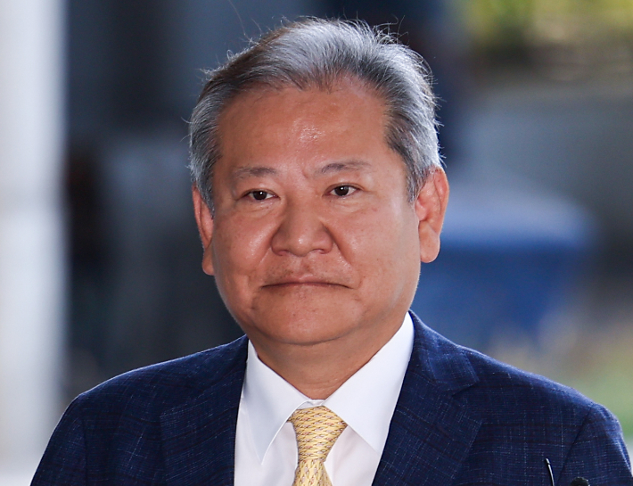 내란특검, '언론사 단전·단수' 이상민 전 장관 19시간 조사