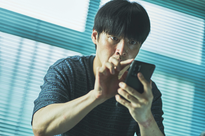 배우 강하늘은 노우성 역을 소화하며 일정 부분 유머와 위트가 필요하다고 봤다. 그는 "처음에는 너무 딥해서 보는데 힘들 수도 있겠다는 생각이 들었다"며 "노우성이라는 인물에 공감할 수 있도록 초반에 톤을 끌어올려 장난스러운 느낌을 주고자 했다"고 말했다. 넷플릭스 제공
