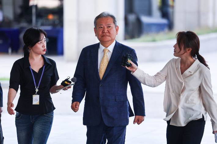 이상민 전 행정안전부 장관이 25일 내란특검 조사를 받기 위해 특검팀 사무실이 마련된 서울 서초구 서울고등검찰청으로 들어가고 있다. 연합뉴스