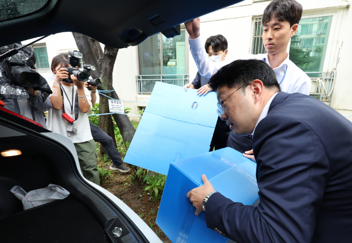 '12·3 비상계엄' 관련 내란·외환 사건을 수사하는 조은석 특별검사팀이 17일 이상민 전 행정안전부 장관의 주거지인 서울 강남구 자택을 압수수색을 한 뒤 압수품을 차에 싣고 있다. 연합뉴스