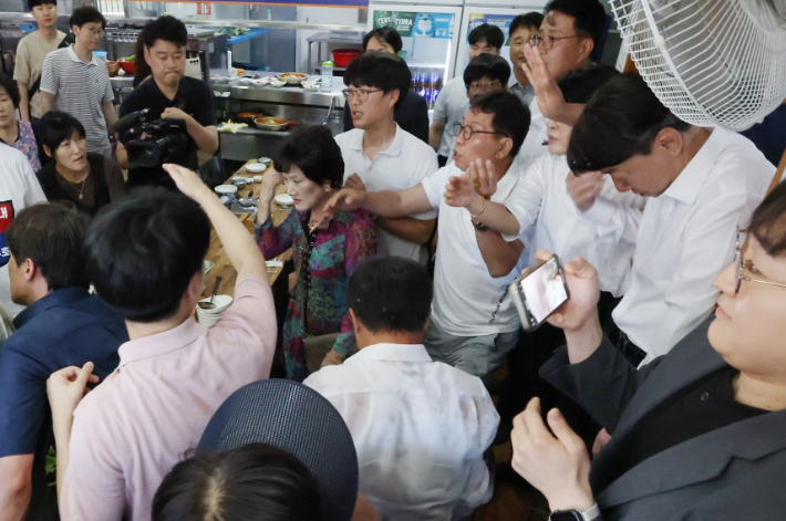 우범기 전주시장이 지난 25일 오전 완주군을 찾아 찬성단체 측과 오찬 간담회를 가졌다. 우 시장을 식당을 빠져나가는 과정에서 통합 반대단체의 물사례를 맞았다. 독자 제공