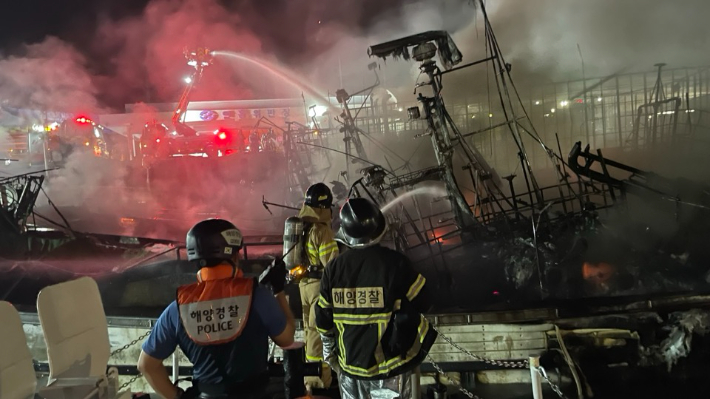 신진항 정박 어선 화재 현장. 태안해경 제공