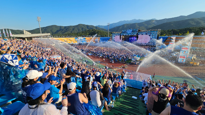 '싸이 흠뻑쇼 SUMMERSWAG2025 속초'가 지난 26일 속초종합운동장에서 열린 가운데 2만 5천여 명의 구름인파가 몰리면서 성황리에 마무리됐다. 속초시 제공