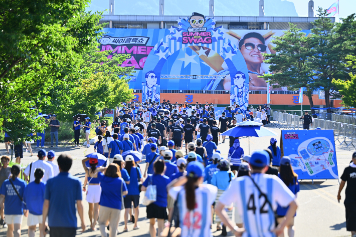 '싸이 흠뻑쇼 SUMMERSWAG2025 속초'가 지난 26일 속초종합운동장에서 열린 가운데 2만 5천여 명의 구름인파가 몰리면서 성황리에 마무리됐다. 속초시 제공