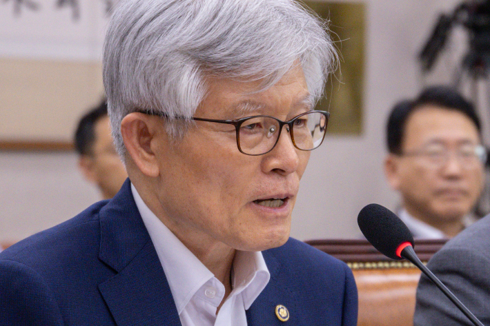 "文, 모든 고통 원천"…최동석 발언에 속 타는 與